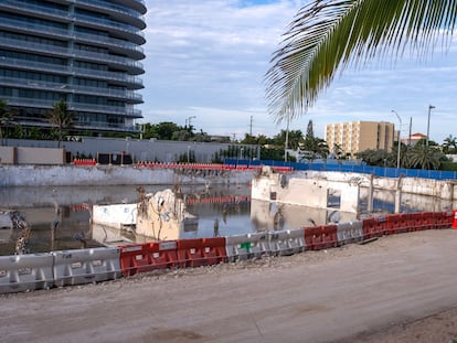 Fotografia da área onde estava o prédio residencial Champlain Towers, agora um terreno compactado.