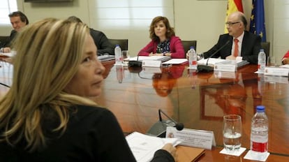 La vicepresidenta del Gobierno, Soraya S&aacute;enz de Santamar&iacute;a, y su hom&oacute;loga catalana, Joana Ortega, en 2012.