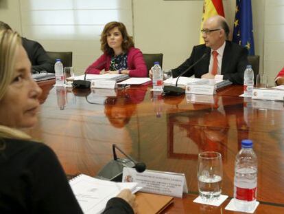 La vicepresidenta del Gobierno, Soraya S&aacute;enz de Santamar&iacute;a, y su hom&oacute;loga catalana, Joana Ortega, en 2012.