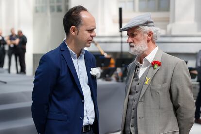 José Manuel Calvo, número dos de Profesionales, y Luis Cueto, este lunes, en el Palacio de Cibeles. 