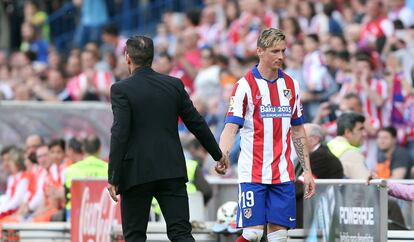  El entrenador atlético, Simeone (i), saluda a Fernando Torres tras ser sustituido, en un partido frente al Athletic de Bailbao, el 2 de mayo de 2015.