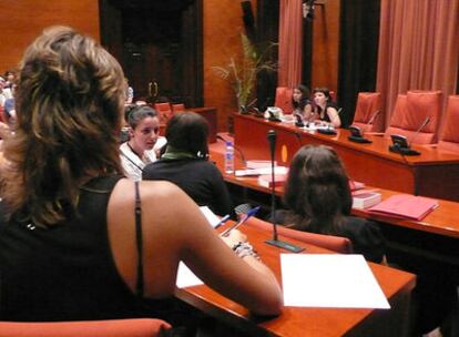 Imagen de jóvenes estudiantes simulando un debate parlamentario en la Cámara catalana.