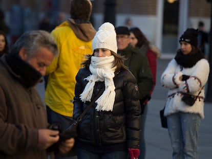 Varias personas se protegen del frío con bufandas y guantes en enero de 2017 en Sevilla.