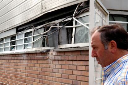 Un trabajador de la empresa Bernardo Ecenarro de la localidad de Elgoibar observa los desperfectos ocasionados por la explosión de un artefacto.