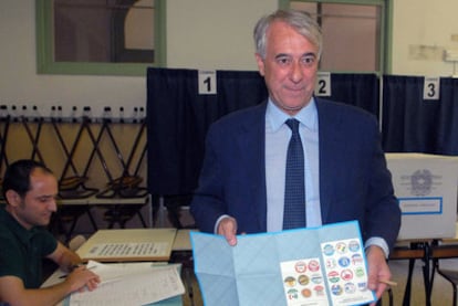 Giuliano Pisapia, candidato del centro-izquierda a la alcaldía de Milán, se prepara para votar en un colegio electoral de Milan.