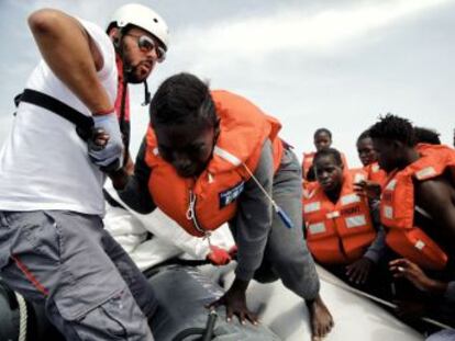 Dos reporteros de EL PAÍS se embarcan en una misión de Médicos Sin Fronteras entre las costas libias e italianas