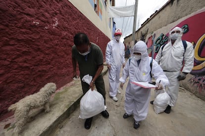 Reparto de insumos en Bogotá durante la epidemia de coronavirus.