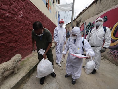 Reparto de insumos en Bogotá durante la epidemia de coronavirus.