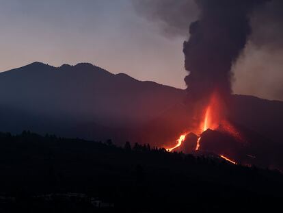 El volcán de Cumbre Vieja hoy al amanecer con las nuevas coladas de lava.