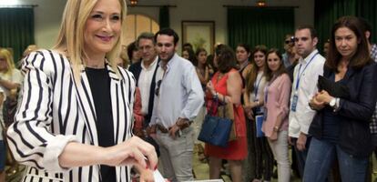 La presidenta de la Comunidad de Madrid, Cristina Cifuentes, ha votado hoy en el Colegio Sagrado Coraz&oacute;n, esta ma&ntilde;ana en Madrid. 