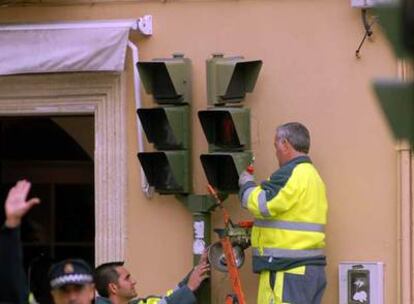 Operarios trabajaban ayer en la instalación de semáforos ecológicos en Jerez.