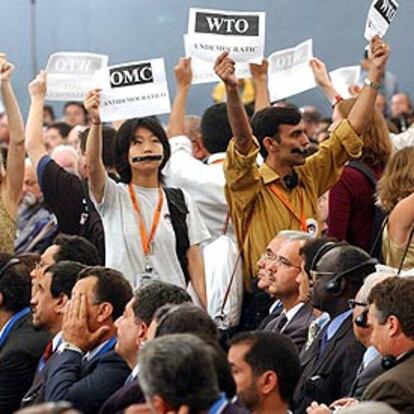 Un grupo de activistas interrumpe ayer el acto de inauguración de la cumbre de la OMC en Cancún.