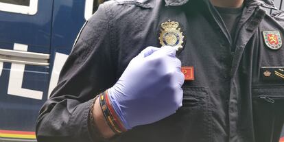 Los guantes que piden poder usar los agentes al margen de la uniformidad.