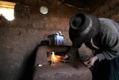 Eso significa que los centroamericanos deberán modificar sus hábitos, ya que, según este nuevo informe, los hombres dedican diez horas por semana a la recolección de leña y las mujeres cuatro a cocinar. EFE/Archivo