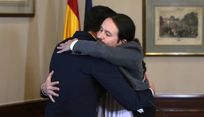 Pedro Sánchez (a la derecha) y Pablo Iglesias se abrazan tras firmar el acuerdo para formar el Ejecutivo en 2019.