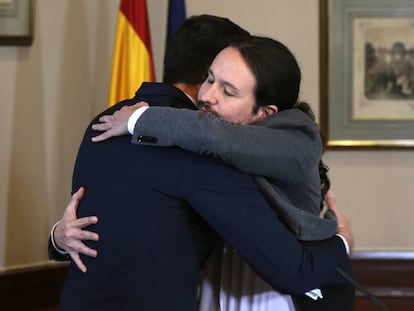 Pedro Sánchez (a la derecha) y Pablo Iglesias se abrazan tras firmar el acuerdo para formar el Ejecutivo en 2019.