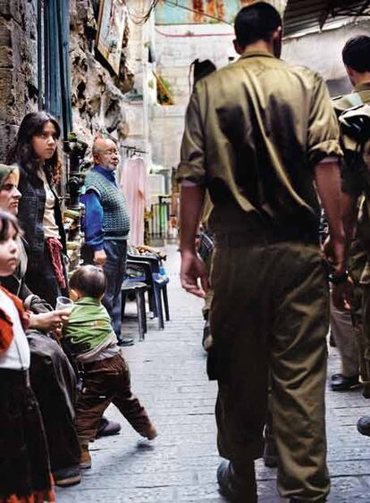 Una patrulla israelí por las calles de Jerusalén en 2008. Israel la declaró en 1980 como capital unitaria e indivisible. Los palestinos también la consideran como el lugar idóneo para una futura capital de un Estado Palestino.