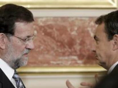 Zapatero y Rajoy conversan durante un acto en el Congreso