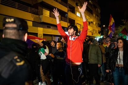 Un manifestante levanta los brazos frente a la policía durante la protesta en Granada.