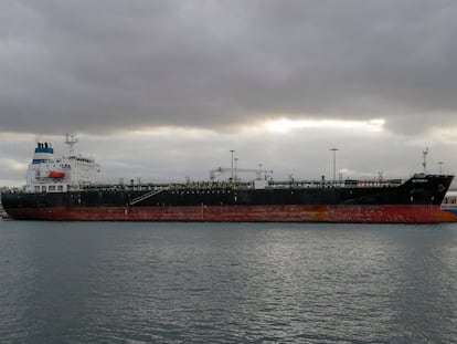 Petrolero 'Alithini II' procedente de Nigeria en el puerto de Las Palmas de Gran Canaria este martes.