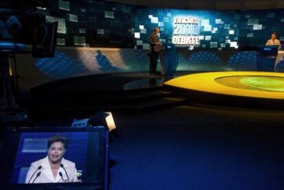 Los dos candidatos a la presidencia de Brasil, Dilma Rousseff y José Serra, durante el debate celebrado esta madrugada.