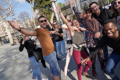 Un grupo de franceses, ajenos a las restricciones, tras el desalojo de El Retiro