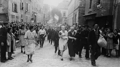 Simone Touseau, con su bebé en brazos por las calles de Chartres (Francia). El padre de su bebé era alemán. A su lado, su madre, también rapada. Recorren las calles de la ciudad siendo humilladas como castigo por ser colaboradoras de las tropas alemanas, en 1944.