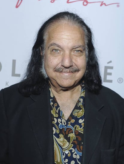 La primera superestrella masculina del porno, Ron Jeremy (Nueva York, 1953), se convirtió en personaje icónico de la (sub)cultura pop cuando empezó a conceder entrevistas: se comunica exclusivamente a través de titulares. Asegura que el único secreto de su éxito en el cine para adultos es “trabajar duro, ser puntual e higienizarse” y estima sus parejas sexuales en “más de 3.000, menos de 4.000". Y añade: "Una vez rodé una escena con 14 personas a la vez; fue un día muy duro”. En la imagen, Ron Jeremy en un evento en 2017 en Los Ángeles, California