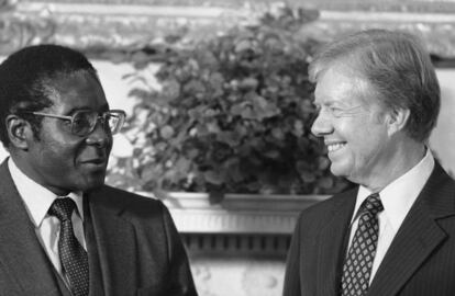 "Con una profunda tristeza, anuncio la muerte del padre fundador de Zimbabue y expresidente, el comandante Robert Mugabe", anunció este viernes el actual jefe de Estado, Emmerson Mnangagwa, en un tuit. En la imagen, Rober Mugabe durante una reunión con Jimmy Carter en Washington, en 1980.