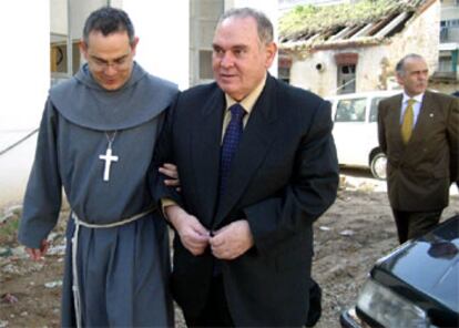 Miguel Castillejo (en el centro), tras asistir ayer a la firma de un convenio de colaboración.