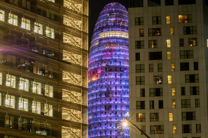 Bajo el título, Atmospheric Lighthous, la instalación de Richard Vijgen en la Torre Glòries. 