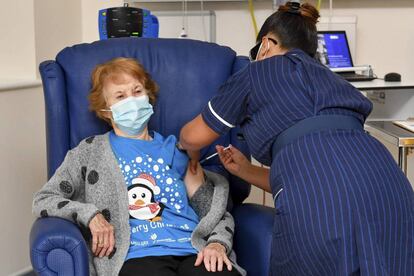 Vacinada aos 90. Uma enfermeira do Hospital Universitário de Coventry (Inglaterra) aplica à paciente Margaret Keenan, de 90 anos, a vacina da Pfizer/BioNtech contra a covid-19, em 8 de dezembro. Keenan se tornou assim a primeira pessoa vacinada no Reino Unido, que se antecipou aos outros países europeus e aos EUA na autorização do soro contra o novo coronavírus.