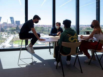 Alumnos de IE University en una reunión de trabajo en  IE Tower.