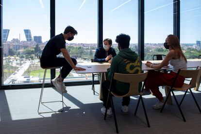 Alumnos de IE University en una reunión de trabajo en  IE Tower.