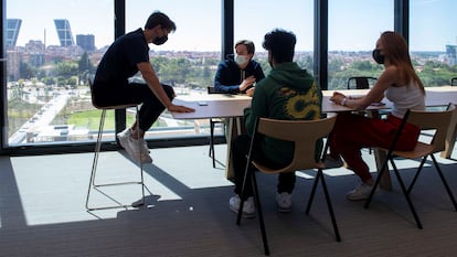 Alumnos de IE University en una reunión de trabajo en  IE Tower.