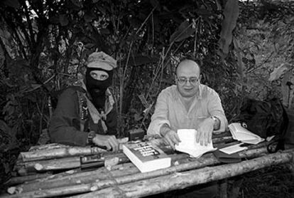 Manuel Vázquez Montalbán, entrevistando al <i>subcomandante</i> Marcos.