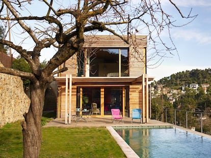 Una casa con jardín y piscina cerca de Barcelona en una imagen de archivo.