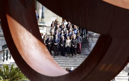 Concejales del ayuntamiento de Bilbao, durante el minuto de silencio en recuerdo Isabel Carrasco.