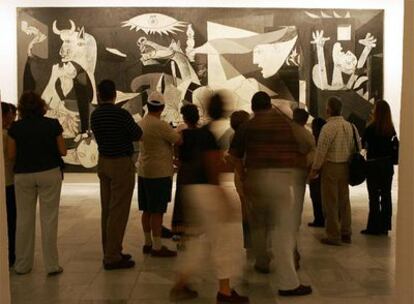 Visitantes del Reina Sofía ante el <i>Guernica. </i>