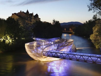 Puente de la isla de Murinsel, en Graz (Austria), diseñado por el arquitecto Vito Acconci.