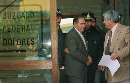 Dinko Sakic enrta a un edificio de la justicia argentina para enfrentar un juicio de extradición, el primero de mayo de 1998.