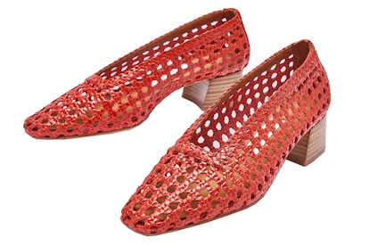 La firma Miista diseña sus zapatos en Londres y los fabrica en España. Tienen modelos tan apetecibles como estos en rojo de puntera cuadrada. Cuestan 206 euros.