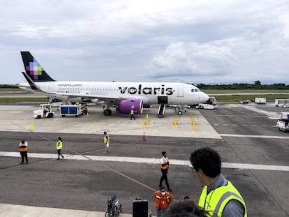 avión de Volaris en el Aeropuerto Internacional de Puerto Vallarta, en el Estado de Jalisco (México).