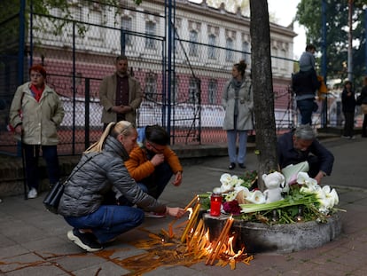 Algunas personas encienden velas por las víctimas cerca de la escuela Vladislav Ribnikar en Belgrado, este miércoles.