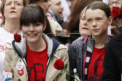 Dos simpatizantes de François Hollande fuera de la sede socialista en París.