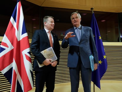 Los negociadores del Reino Unido, David Frost, y la UE, Michel Barnier (derecha), este lunes antes del inicio de la primera ronda de conversaciones.
