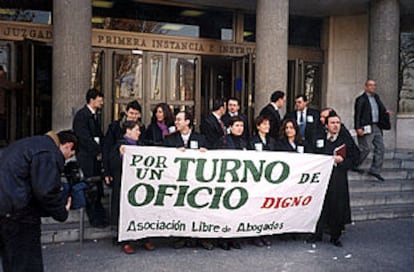 Manifestación de miembros de la Asociación Libre de Abogados, ante los juzgados de la plaza de Castilla de Madrid.