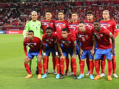 El equipo de Costa Rica posa antes de un partido.