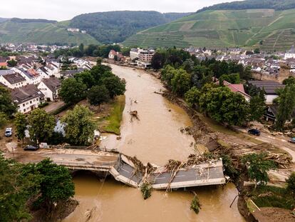 Vista aérea de los daños causados en un puente de la localidad alemana de Bad Neuenahr-Ahrweiler.