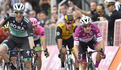 Sam Bennett gana la séptima etapa del Giro de Italia por delante de Elia Viviani.